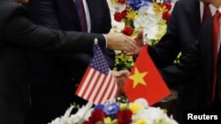Các doanh nghiệp Mỹ và Việt Nam ký kết hợp đồng kinh doanh tại Phủ Chủ tịch ở Hà Nội ngày 12/11/2017 trong chuyến thăm chính thức của Tổng thống Mỹ lúc đó Donald Trump. Các công ty Mỹ gặp thách thức "đáng kể", bao gồm cả tham nhũng, khi kinh doanh tại Việt Nam.