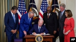 Tổng thống Joe Biden ký luật biến đổi khí hậu và giá thuốc hôm 16/8/2022.