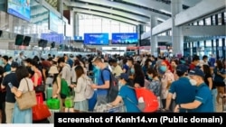 Hành khách tại sân bay Nội Bài hồi tháng 6/2022. Khách du lịch Trung Quốc đã tới Việt Nam ngay khi hai nước mở cửa biên giới hôm 8/1.