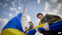 Lính danh dự Ukraine đang chuẩn bị lễ thượng quốc kỳ tại thủ đô Kyiv hôm 23/8