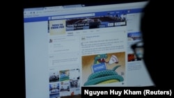 Một người sử dụng Internet truy cập một trang Facebook của chính phủ tại Hà Nội.