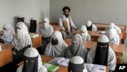 افغان لڑکیاں مدرسے میں تعلیم حاصل کرتے ہوئے