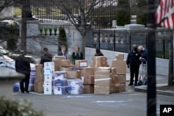 (ARŞİV) 14 Ocak 2021 - Beyaz Saray'ın hemen yanındaki Eisenhower İdari Binası'ndan çıkartılan kutuların taşınması için nakliye kamyoneti bekleniyor
