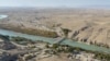 افغانستان کے صوبے ہلمند میں دریائے ہلمند کا ایک منظر جس کے پانی کا کچھ حصہ ایران کے صوبے سیستان بلوچستان میں بھی جاتا ہے۔ فائل فوٹو