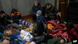 یوکرین میں افغان مہاجرین پناہ کے لیے یورپ کا رخ کرنے کے لیے لاویف کے ریلوے اسٹیشن پر۔ 28 فروری 2022ء 