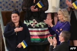 Đại sứ Ukraine tại Mỹ Oksana Markarova ghi nhận tràng pháo tay vinh danh người dân đất nước bà từ Đệ nhất Phu nhân Jill Biden trong khi Tổng thống Joe Biden trình bày diễn văn Thông điệp Liên bang trước Quốc hội, ở Washington, ngày 1 tháng 3, 2022.