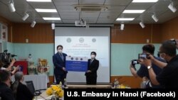 Đại sứ Hoa Kỳ Marc Knapper trao tặng 34 tủ đông âm sâu cho đại diện của Việt Nam vào ngày 4/3/2022.