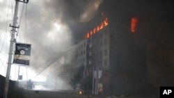 Chữa cháy sau khi môt tòa nhà bị trúng bom tại Kyiv, Ukraine, ngày 3/3/2022. 