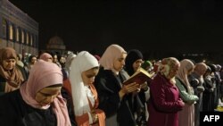 فلسطینی خواتین 27 اپریل 2022 کو رمضان المبارک کے مہینے میں یروشلم کی مسجد اقصیٰ کے باہر نماز ادا کر رہی ہیں۔ فوٹو اے ایف پی۔