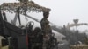 لداخ میں لائن آف ایکچوئل کنٹرول کے قریب بھارت کی ایک فوجی چوکی میں فوجی مستعد کھڑے ہیں۔(فائل فوٹو)