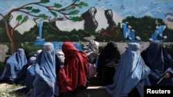،افغان خواتین کابل میں انسانی ہمدردی کی امداد وصول کرنے کا انتظار کررہی ہیں ،، فوٹو رائٹرز 25 اپریل 2022