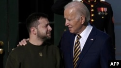 Tổng thống Mỹ Joe Biden (phải) và Tổng thống Ukraine Volodymyr Zelenskyy