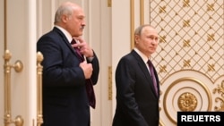 Tổng thống Nga Vladimir Putin và Tổng thống Belarus Alexander Lukashenko chuẩn bị họp báo sau cuộc gặn tại Minsk, Belarus, ngày 19/12/2022. 