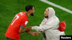 10 دسمبر کو قطر کے شہر دوحہ میں ہونے والے ورلڈ کپ میں پرتگال کو شکست دینے کے بعد مراکش کے صوفیان اور ان کی ماں خوشی کا اظہار کرتے ہوئے۔فوٹو رائٹرز