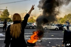 مہاسا امینی کی پولیس کی حراست میں ہلاکت کے خلاف تہران میں ایک مظاہرے کا منظر۔ 4 دسبمر 2022