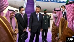 Chủ tịch Trung Quốc Tập Cận Bình (giữa) được Bộ trưởng Ngoại giao Ả Rập Saudi, Thái tử Faisal bin Farhan (thứ 2 từ phải sang) và Hoàng tử Faisal bin Bandar Al Saud (trái) tiếp đón tại Sân bay quốc tế King Khalid ở thủ đô Riyadh vào ngày 7/12/2022.