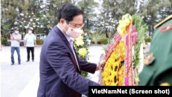 Thủ tướng Phạm Minh Chính đặt vòng hoa tưởng niệm các liệt sỹ hy sinh trong trận 'hải chiến' Gạc Ma với lực lượng Trung Quốc hôm 12/3 tại Cam Lâm, Khánh Hoà.