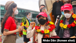 Những du khách hộ chiếu vaccine đầu tiên đến Phú Quốc khi Việt Nam bắt đầu thử nghiệm chương trình mở cửa du lịch trong giai đoạn bình thường mới hồi tháng 11 năm ngoái. Đến nay Việt Nam đã công nhận hộ chiếu vaccine lẫn nhau với 17 quốc gia.