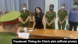 Công an đọc lệnh bắt tạm giam bà Nguyễn Phương Hằng vào ngày 24/3/2022.