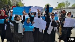 افغانستان میں طالبات اپنی تعلیم کے حق میں آواز بلند کر رہی ہیں (فائل)