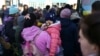 بائیڈن انتظامیہ پر یوکرین سے آنے والے مہاجرین کے لیے راستے کھولنے کے لیے دباؤ ہے۔ انتظامیہ نے جمعرات کے روز اعلان کیا تھا کہ امریکہ ایک لاکھ کے قریب یوکرینی مہاجرین کو پناہ دے گا۔