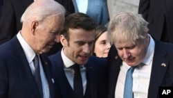 Tổng thống Pháp Emmanuel Macron (giữa) nói chuyện với Tổng thống Mỹ Joe Biden (trái) và Thủ tướng Anh Boris Johnson, khi họ đến tổng hành dinh NATO ở Brussels, ngày 24 tháng 3, 2022.