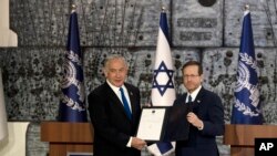یروشلم کی ایک تقریب جس میں اسسرائیلی صدر آئزک ہرزوگ نے اسرائیلی لیکوڈ پارٹی کے قائد بنیا مین نیتن یاہو کو نئی حکومت تشکیل دینے کا کہا ہے۔ 13 نومبر 2022

