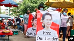Người biểu tình đòi thả bà Suu Kyi ở một khu chợ ở thị trấn Kamayut thuộc Yangon