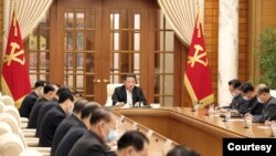 Ông Kim Jong Un họp Bộ Chính trị của đảng cầm quyền ra lệnh phong tỏa toàn diện các thành phố và quận vì COVID-19 bùng phát tại Triều Tiên. (ảnh do KCNA công bố ngày 12/5/2022).