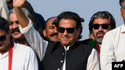 عمران خان نے ملک میں عام انتخابات کے اعلان کے لیے موجودہ حکومت کو چھ روز کی مہلت دے رکھی ہے۔ 