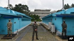 TƯ LIỆU - Các binh sĩ Hoa Kỳ và Hàn Quốc đứng gác trong chuyến thăm chính thức tới Panmunjom ở Khu phi quân sự, Hàn Quốc, ngày 16 tháng 9 năm 2020.
