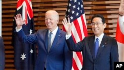 Tổng thống Hoa Kỳ Joe Biden (trái) và Thủ tướng Nhật Bản Fumio Kishida trong một cuộc họp của Nhóm Bộ tứ.