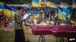 Một lễ tang cho các quân nhân Ukraine thiệt mạng tại làng Vilkhivka trong cuộc xâm lược của Nga vào Ukraine.