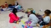  اپنے خاندان کے ساتھ وینزویلا سے سفر کر کے آنے والی بچیاں امریکہ اور میکسیکو کی سرحد کے درمیان ایک پناہ گاہ میں کھیل رہی ہیں۔ فوٹو رائٹرز 27 دسمبر 2022