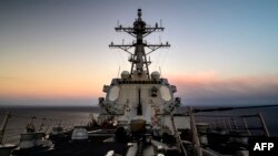 TƯ LIỆU - Khu trục hạm với phi đạn điều hướng USS Chung-Hoon của Mỹ đi qua Thái Bình Dương vào năm 2020. (AFP PHOTO / US Navy / Mass Communication Specialist 1st Class Devin M. Langer)