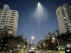جنوبی کوریا میں عام لوگوں نے 30 دسمبر 2022 کو آسمان پر روشنی کے اس ہیولے کو ایک خلائی مخلوق سمجھا تھا جس کے بارے میں فوج نے کہا کہ وہ اس کے راکٹ فائرنگ کا نتیجہ تھا، فوٹو اےپی