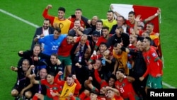 مراکش کے اٹلس لائنز 2022 فیفا ورلڈ کپ کے سیمی فائنل میں آگے بڑھنے کا جشن مناتے ہوئے۔فوٹو رائٹرز