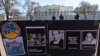 واشنگٹن میں 13 مارچ 2022 کو وائٹ ہاؤس کے قریب لافائیٹ پارک میں یوکرین پر روس کے حملے کے خلاف احتجاج کے دوران صحافی برینٹ ریناؤڈ سمیت ہلاک ہونے والوں کی نشانیاں اور تصاویر ۔فائل فوٹو