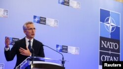 Tổng thư ký NATO Jens Stoltenberg họp báo tại Bucharest, Romania, ngày 29/11/2022. 