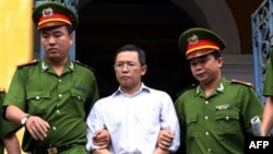 Công an áp tải ông Phạm Minh Hoàng, nguyên giảng viên toán trường Đại học Bách khoa Sài Gòn, ra khỏi tòa án, ngày 10/8/2011