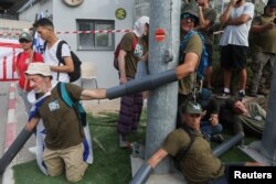 تل ابیب میں قومی یوم مزاحمت پر لوگ وزارت دفاع کےسامنےانسانی زنجیر بنا کر مظاہرہ کر رہے ہیں، فوٹو رائٹرز ، 18 جولائی 2023