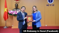 Thứ trưởng Y tế Hoa Kỳ Andrea Palm gặp Thứ trưởng Bộ Y tế Việt Nam Trần Văn Thuấn tại Hà Nội.