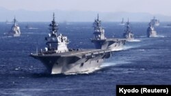 Tàu khu trục đa năng Izumo của Nhật Bản đi đầu trong cuộc duyệt binh hải quân ở Vịnh Sagami, ngoài khơi Yokosuka, phía nam Tokyo, 6/11/2022.