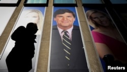 Bích chương quảng bá cho Tucker Carlson, người dẫn chương trình đã bị sa thải của Fox News, bên ngoài tập đoàn truyền thông này ở New York 
