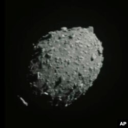 امریکی خلائی ادارے ناسا نے ڈیمورفاس نامی ایک بڑے شہابیے کا رخ موڑنے کے لیے اس سے ایک راکٹ ٹکرانے کا کامیاب تجربہ کیا تھا۔ ناسا کی جانب سے فراہم کی جانے والے شہابیے کی تصویر جس میں راکٹ اس کی جانب بڑھ رہا ہے۔ 26 ستمبر 2022