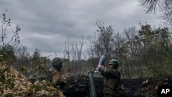 یوکرین کے فوجیوں نے 21 اکتوبر ، 2022 کو یوکرین کے ڈونیٹسک خطے ک میں مارٹر سے روسی پوزیشنوں کو فائر کیا