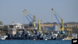 Tàu của Hạm đội Biển Đen của Nga neo đậu tại vịnh Sevastopol, thuộc Crimea bị Nga sáp nhập, ngày 31 tháng 3 năm 2014. Vào ngày 29 tháng 10 năm 2022, ít nhất hai tàu Nga tại cảng Sevastopol đã bị hư hại. (Ảnh tư liệu)
