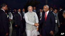 Tổng thống Maldives Ibrahim Mohamed Solih (phải) bắt tay Thủ tướng Ấn Độ Narendra Modi tại dinh tổng thống ở Male, Maldives, vào ngày 17/11/2018. 