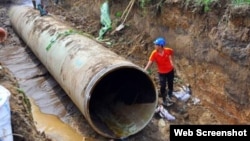 Đường ống số 1 hoàn thành năm 2009, sau 6 năm, ống đã bị vỡ 17 lần khiến cuộc sống của khoảng 70.000 hộ dân thuộc 6 quận nội thành Hà Nội thường xuyên bị ảnh hưởng.