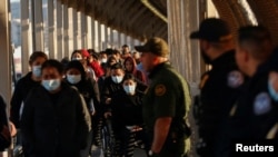 غیر قانونی تارکین وطن کو میکسیکو واپس بھیجا جا رہا ہے۔ یکم اپریل 2022ء
